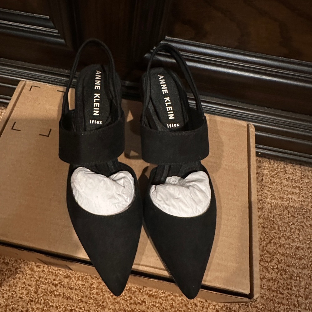 Anne Klein Ireland pump